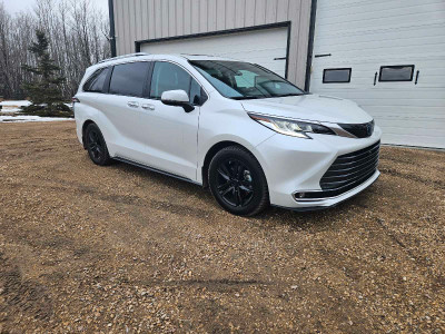 2023 Toyota Sienna Limited AWD *Top of the line*