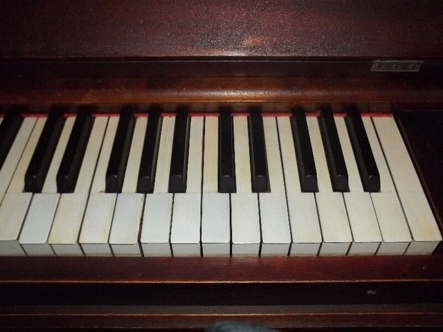 UPRIGHT PIANO in Pianos & Keyboards in Hamilton - Image 4
