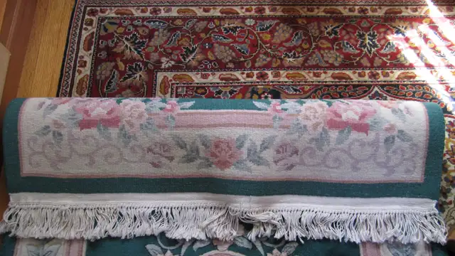 WONDERFUL 46“X 72“ HANDMADE FLOWER MOTIF WOOL RUG in Rugs, Carpets & Runners in Ottawa - Image 9