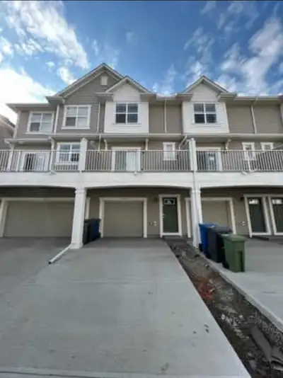 2 Bedrooms 2 Full bathrooms , front attached garage Townhouse