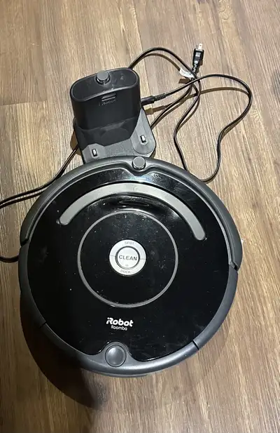 Used like new. Has a new battery Keep your floors clean effortlessly with this iRobot Roomba vacuum!...