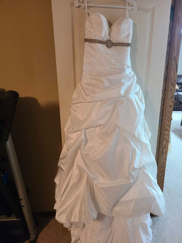 Brand new wedding gown in Wedding in Red Deer