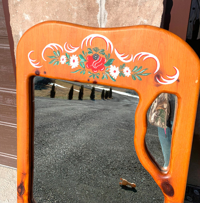 Beautiful vintage pine mirror in Home Décor & Accents in Belleville - Image 2