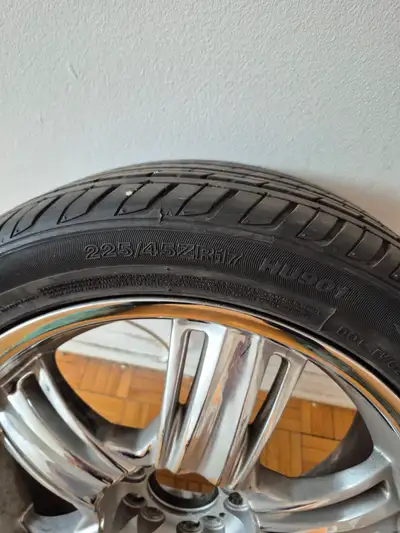 4 jantes avec des pneus neufs venez voir vous serez ravi prix négociable 225/45zR17 Honda accord