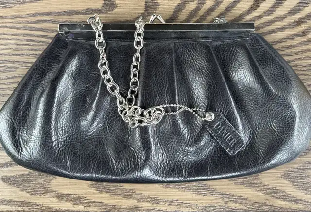 Danier Leather Clutch bag in Women's - Bags & Wallets in Oshawa / Durham Region - Image 2