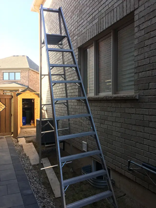 Ladder with Platform in Ladders & Scaffolding in Oakville / Halton Region - Image 4