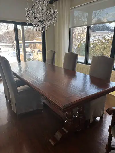 Table, chaises, cellier de qualité supérieure, En bonne condition
