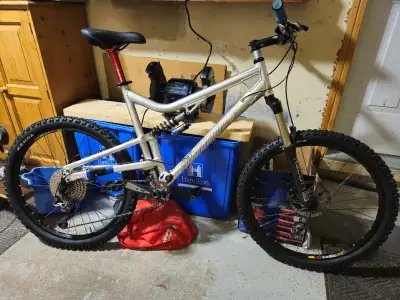 XL Santa Cruz Heckler 5, View more