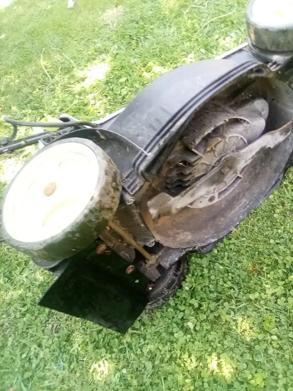 Lawn Master- tondeuse  (Électrique) in Lawnmowers & Leaf Blowers in City of Montréal - Image 9