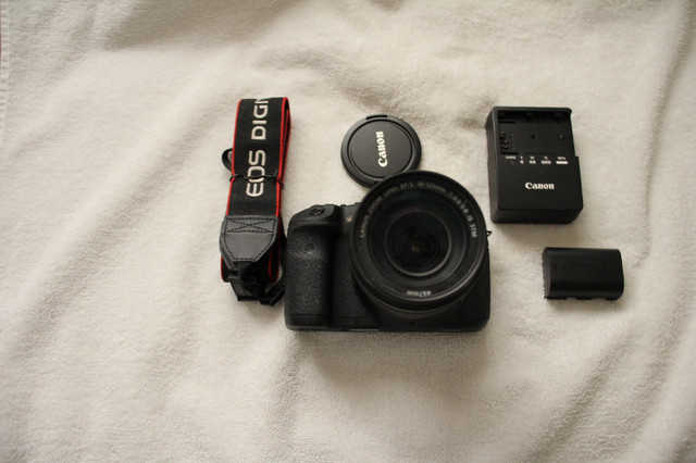 Canon 7D Mint in Cameras & Camcorders in Medicine Hat
