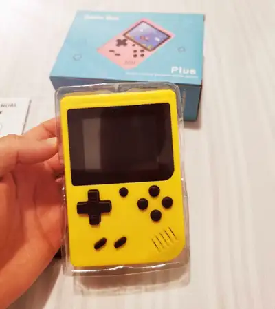 Petit console, 400 rétro jeux intégrés, avec batterie et chargeur, la batterie longue autonomie. 20$...