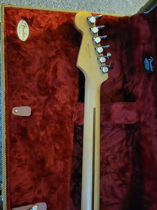 NEW FENDER AMERICAN DESIGN FSR STRATOCASTER LIMITED EDITION in Guitars in Windsor Region - Image 6