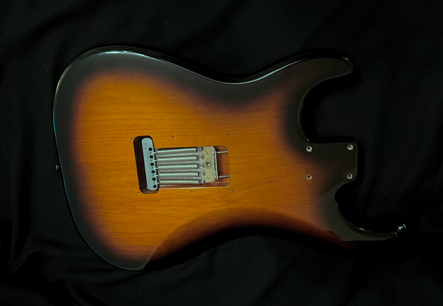 Gorgeous Fender Classic Series ‘60s Reissue Stratocaster Body in Guitars in Mississauga / Peel Region - Image 5