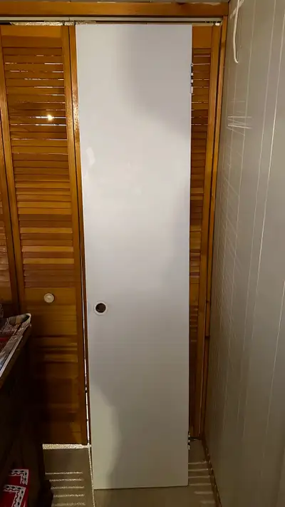 À DONNER / GRATUIT Petite porte d’intérieure format 18 x 80 po. Si besoin de la poignée, j’en ai une...