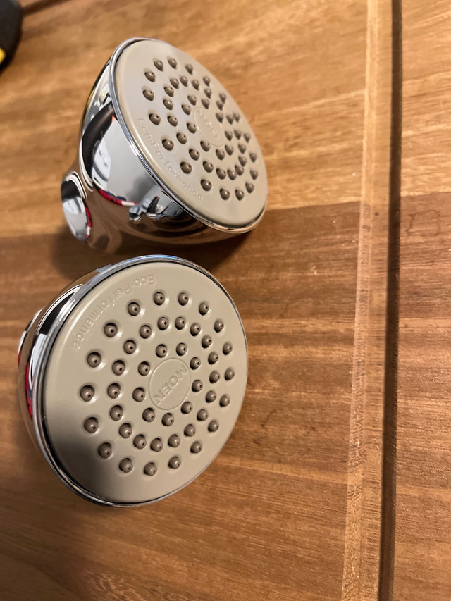 Moen eco performance showerhead nozzle chrome finish  in Plumbing, Sinks, Toilets & Showers in Cambridge - Image 2