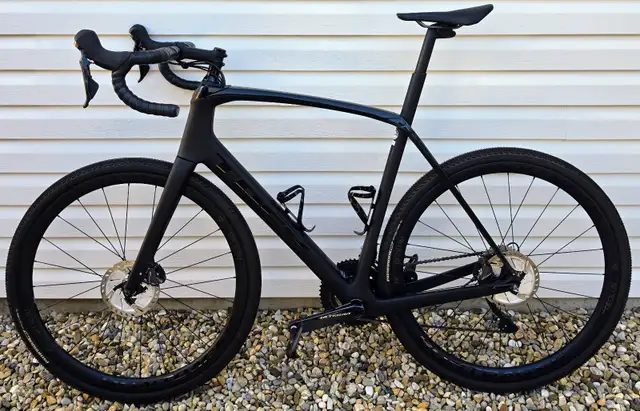 2020 Trek Domane SL 6 Carbon Road/Gravel Bike – 60 cm – Carbon W in Road in Calgary - Image 2