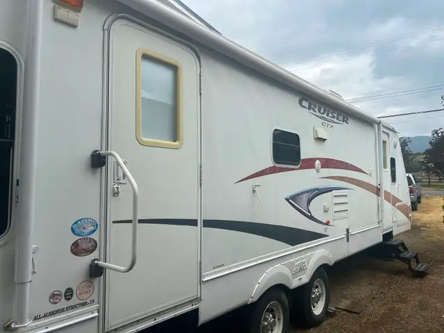 $16,300 – 2011 CrossRoads Cruiser CTX 29' Travel Trailer in Travel Trailers & Campers in Vernon - Image 3