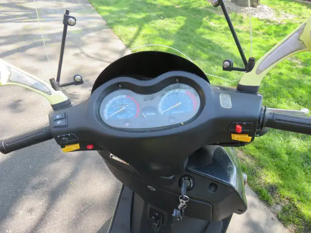 BENZHOU SAGA MOTORCYCLE in Scooters & Pocket Bikes in London - Image 8