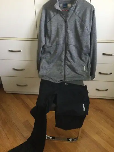 Reebook. Ensemble jogging gris et noire femme, View more