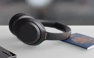 In great condition Sony WH-1000XM4 Wireless Noise Cancelling Headphones, comes with charging cable o...