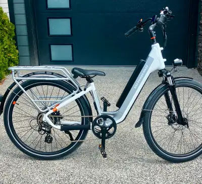 Less then 1 year old with only 14 km. (bought for wife but too big) Step-Thru frame design LCD displ...