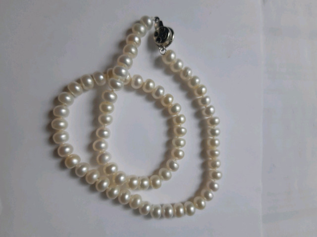 Collier blanc, perles de culture. Originale White necklace dans Bijoux et montres  à Ville de Montréal - Image 2