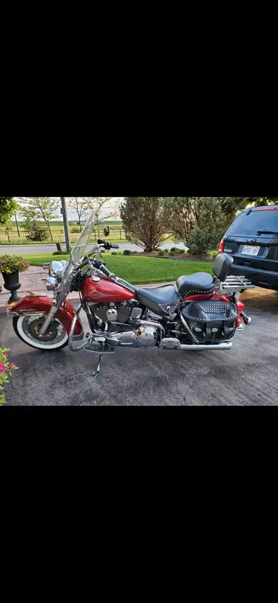 Get ready to cruise on this classic 1995 Harley-Davidson Softail Heritage, a true beauty with its ti...