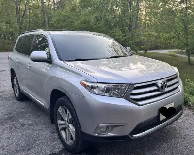 This 2012 Toyota Highlander SE is a reliable and spacious SUV. Selling as is. It has been very well...