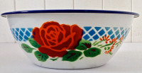 Antiquité. Collection. Bol en fer émaillé ENAMELWARE L