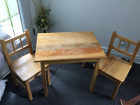 Table avec 2 chaises pour enfant