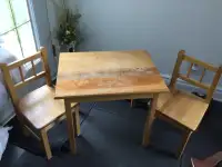 Table avec 2 chaises pour enfant