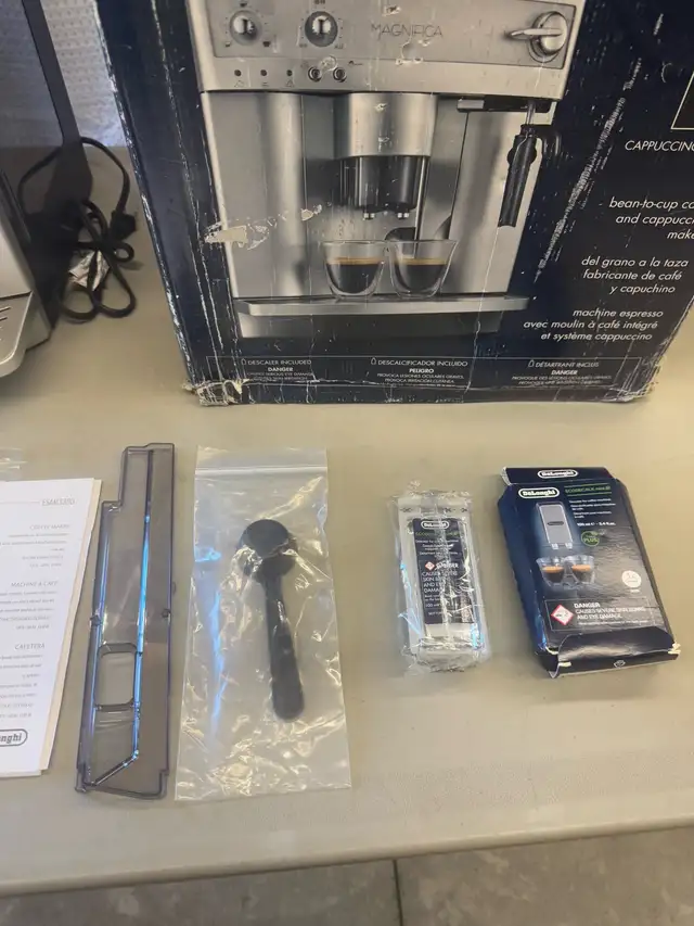 De'Longhi Espresso & Coffee Machine in Coffee Makers in Hamilton - Image 5