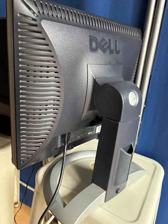 Dell 17” UltraSharp 1704FPTt 1280x1024 LCD Flat Panel Monitor$70 in Monitors in Oakville / Halton Region - Image 8