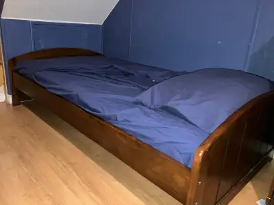 Ensemble lit simple et commodes pour enfant., View more