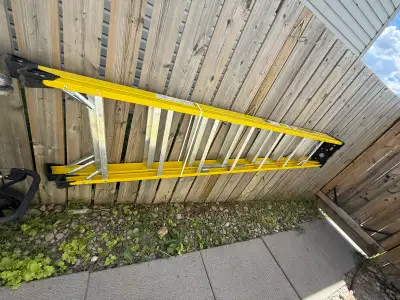 This Featherlite 8 ft Fiberglass Step Ladder is in new condition and is perfect for all your home re...