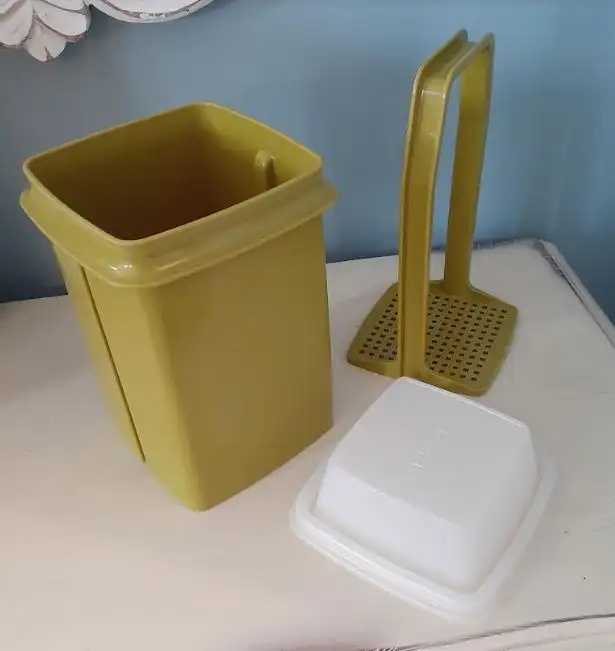 Tupperware 3 Piece Pick-A-Deli Pickle Olive Keeper #1330 Avocado in Kitchen & Dining Wares in Markham / York Region - Image 2