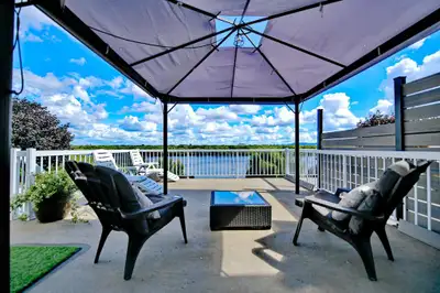 Magnifique maison en rangée, offrant une vue spectaculaire sur l'eau, rez-de-chaussée à aire ouverte...