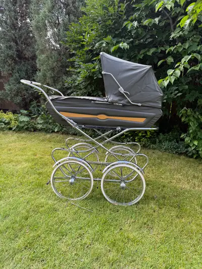 Beautiful, 100% authentic 1970s coach-built baby pram manufactured by Peg Perego in Italy. Authentic...