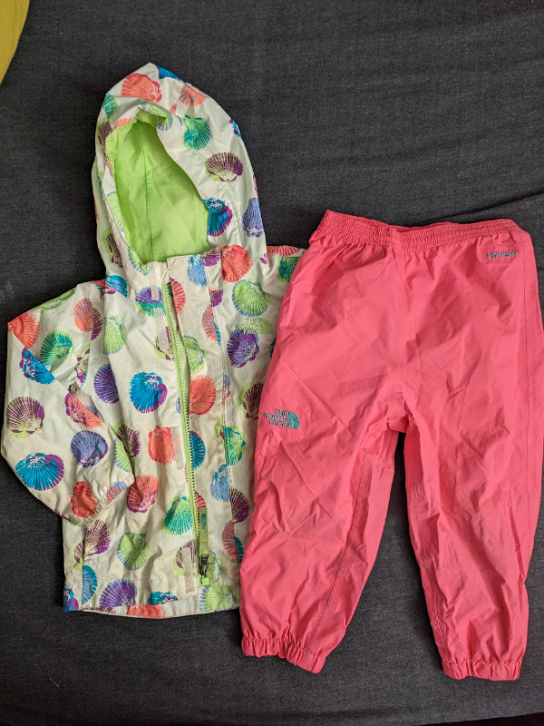 Girl's rain jacket, splash pants and mitts (2T) The North Face in Clothing - 2T in Ottawa