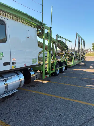 D13, 500 hp, 12 speed I-shift, 279 ratio. 14600 front axle. Bendix air disk brakes. 225 gal fuel cap...