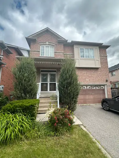 Detached House with Two-Car Garage for Lease in Aurora