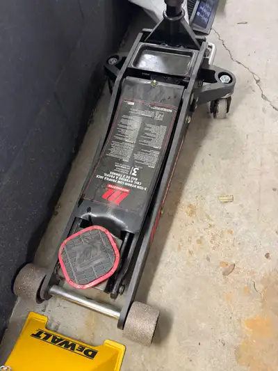 Selling a lightly used car maintenance setup. Everything has only been used around 5 times and is in...