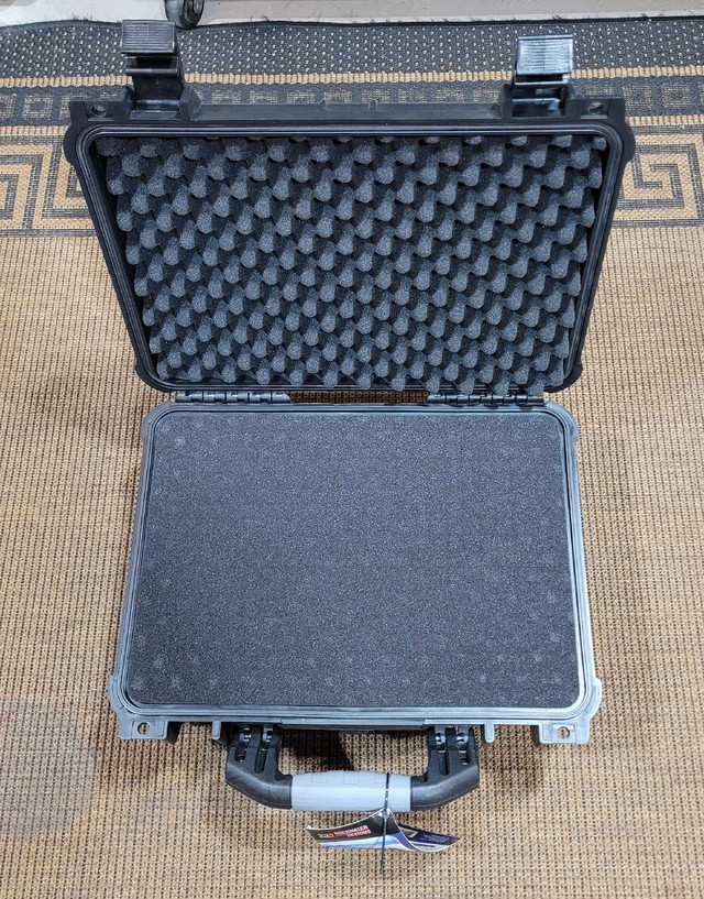 Pelican style hard case. Use for fragile. Camera, guns etc...BO in Cameras & Camcorders in Mississauga / Peel Region - Image 2