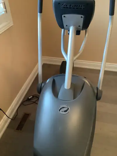 OCTANE FITNESS TREAD MILL WITH 10 INCHES SCREEN IN GREAT CONDITION LIKE NEW.HVE NO USE FOR IT ANYMOR...
