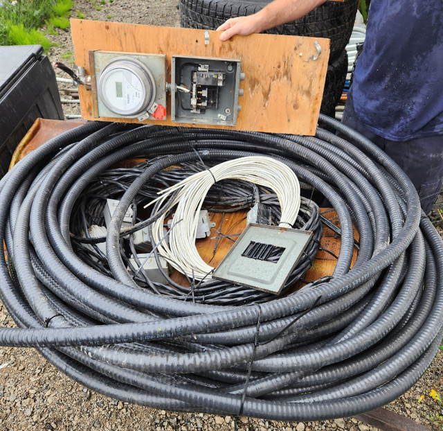 Compteur et fils électriques - Wires and electricity meter dans Électricité  à Ouest de l’Île