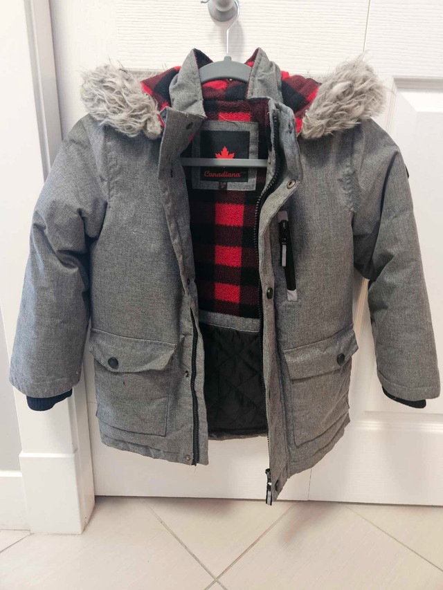 Size 6 boys winter jacket  dans Enfants et jeunesse  à Calgary - Image 2