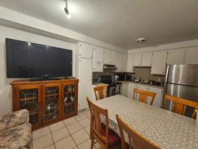 Libre immédiatement !! (English Version Below) Grande chambre tout equipee. tout inclus. Nous cherch...