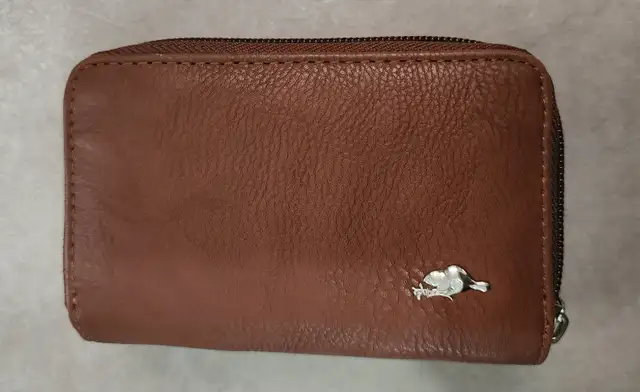 3x Roots leather trifold brown wallet zipper pocket in Women's - Bags & Wallets in Ottawa - Image 4