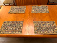 8 PLACEMATS and 8 TABLE NAPKINS