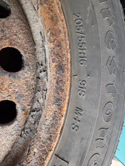 4 pneus d'hiver Firestone Winterforce2. Dimension 205/55R16 Encore en tres bon etat, sur Rim. Raison...